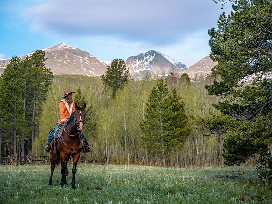 visit estes park_john berry - fille sur un cheval