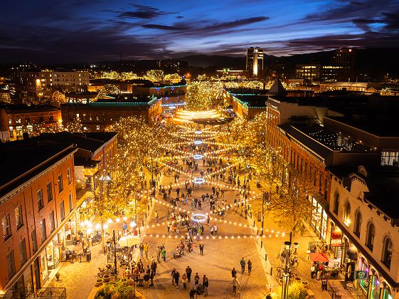 Fort Collins - vue rue animée de nuit lumières