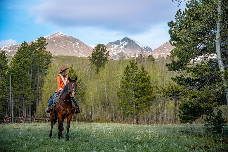 visit estes park_john berry - fille sur un cheval