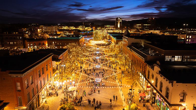 Fort Collins - vue rue animée de nuit lumières