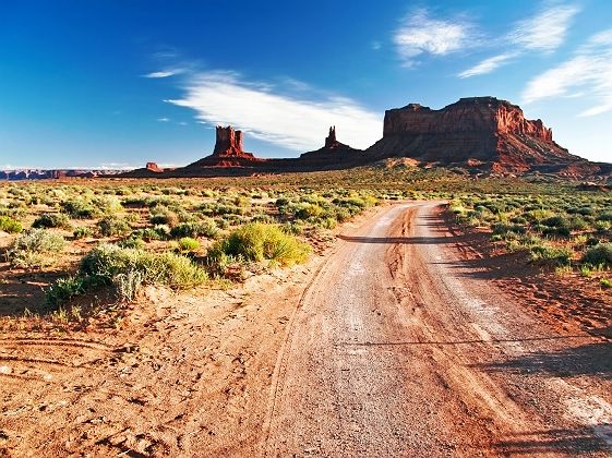Arizona - Route traversant le Monument Valley