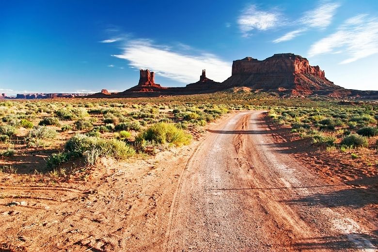 Arizona - Route traversant le Monument Valley