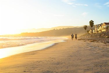Couple au lever du soleil à Venice Beach, Los Angeles - Etats-Unis