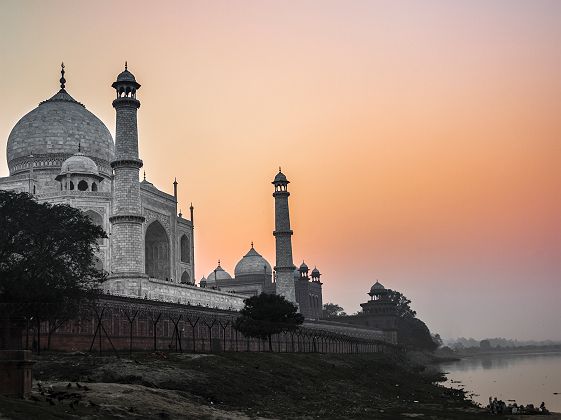 Asie - Inde - Vue le monument Taj Mahal au coucher de soleil depuis la rivière Yamuna