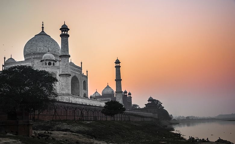 Asie - Inde - Vue le monument Taj Mahal au coucher de soleil depuis la rivière Yamuna