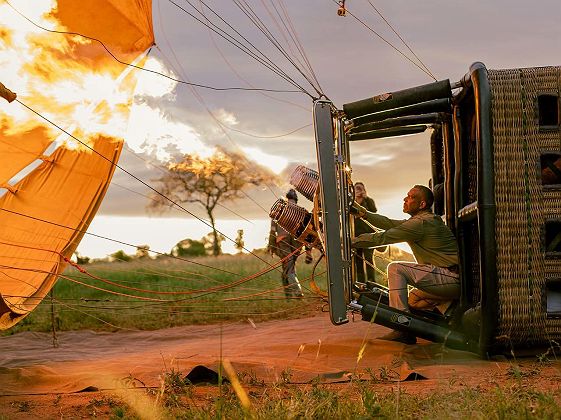 Décollage d'une montgolfière Miracle dans le Tarangire
