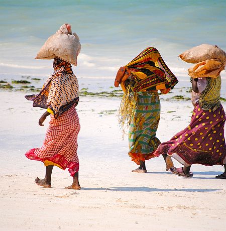 Femmes sur la plage à Zanzibar