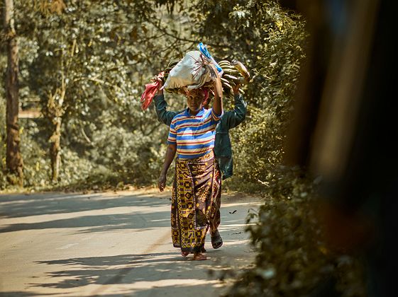 Femme qui marche le long de la route