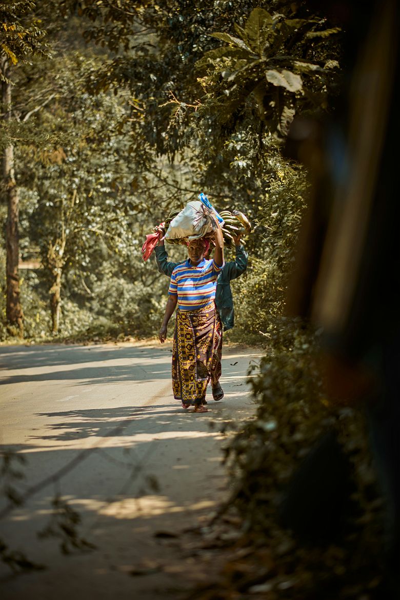 Femme qui marche le long de la route