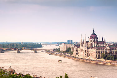 Hongrie - Vue sur le parlement à Budapest
