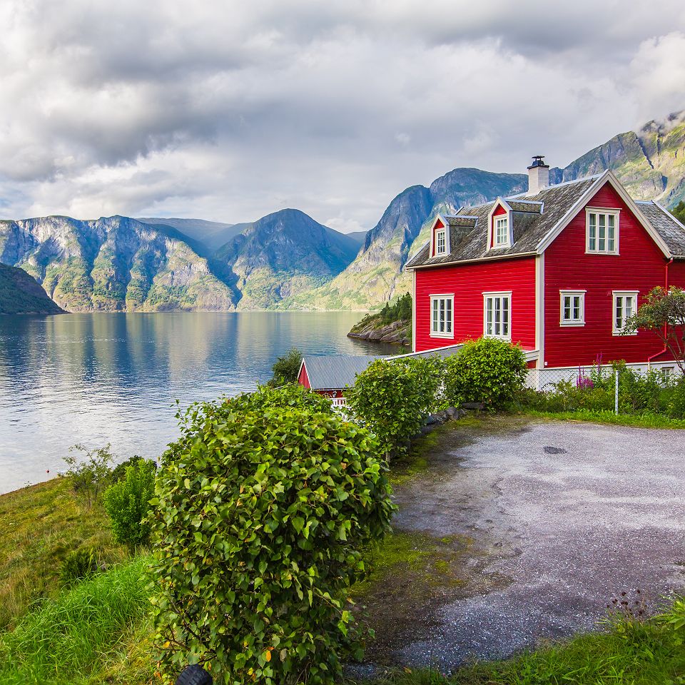Norvège - Maison traditionnelle rouge au bord d'un lac au Fjord Hardanger