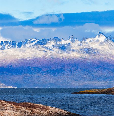 Argentine - Phare les éclaireurs près de la ville d'Ushuaïa avec montagne en arrière-plan