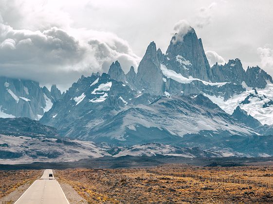 Argentine- Route menant à "El Chalten" avec le mont "Fitz Roy" en arrière-plan