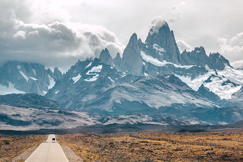 Argentine- Route menant à "El Chalten" avec le mont "Fitz Roy" en arrière-plan