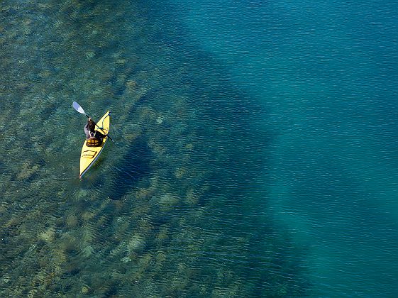 Argentine - Portrait d'un homme qui se balade en kayak dans un lac en Patagonie