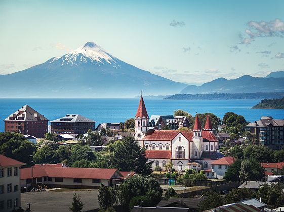 Vue aérienne de Puerto Varas et du volcan Osorno - Patagonie, Chili