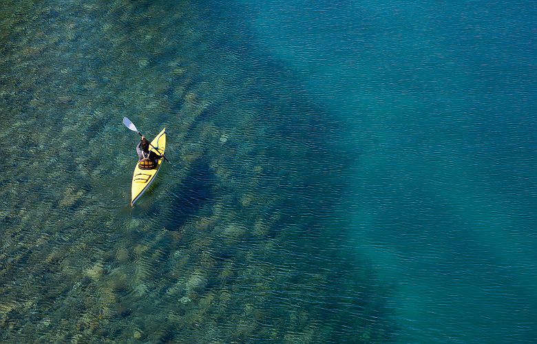 Argentine - Portrait d'un homme qui se balade en kayak dans un lac en Patagonie