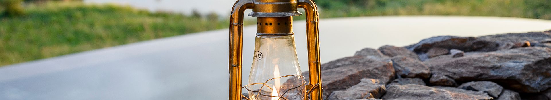 Lanterne posée sur la piscine du Singita Faru Faru Lodge