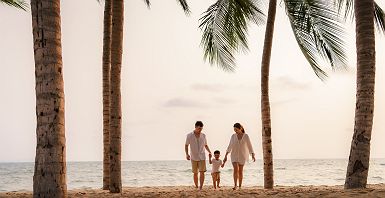 Famille sur une plage de Thaïlande