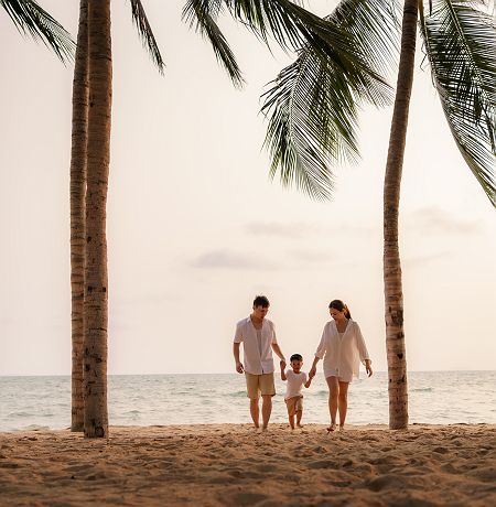 Famille sur une plage de Thaïlande