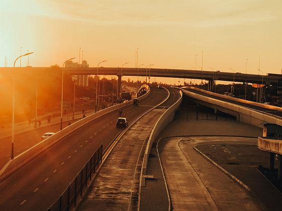Rue de Dar Es Salaam au coucher de soleil