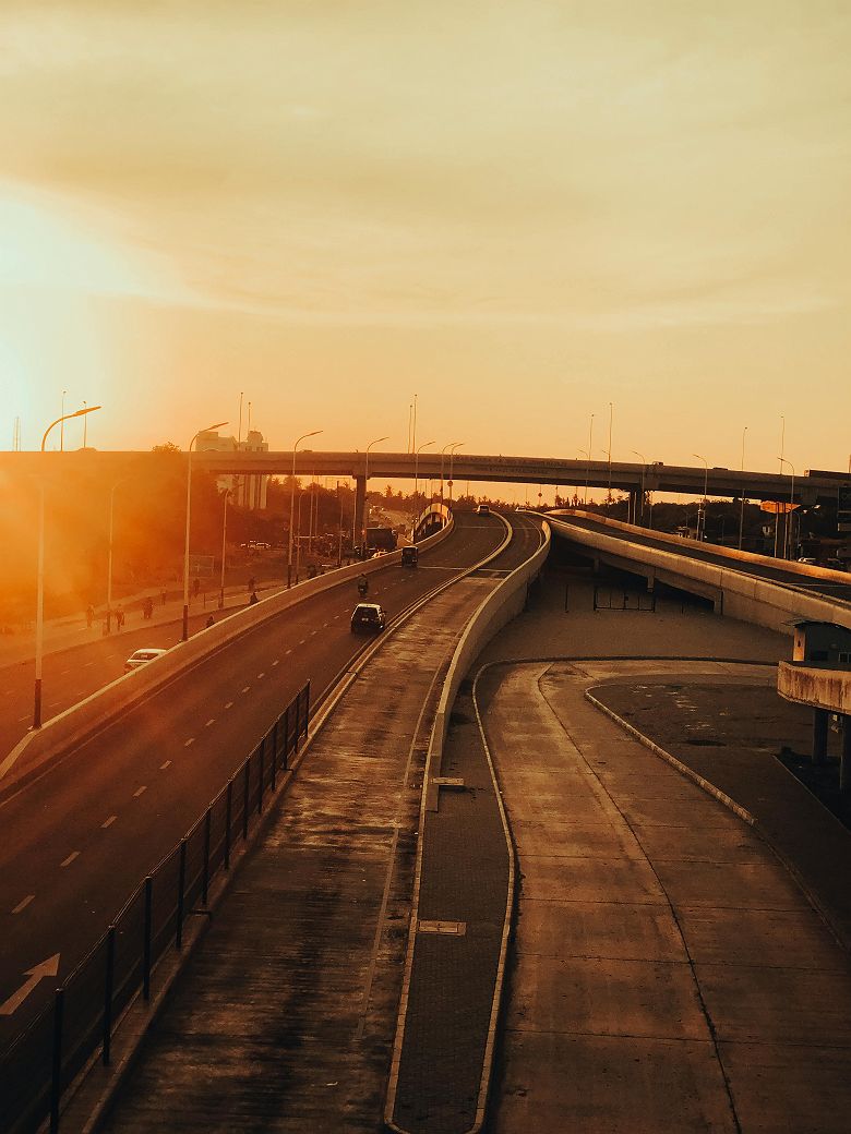 Rue de Dar Es Salaam au coucher de soleil