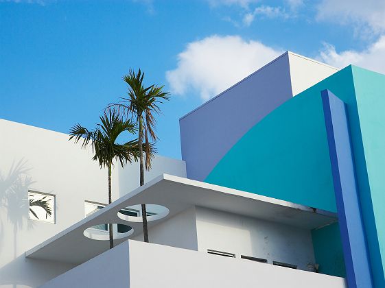façade batiment Miami palmier ciel bleu