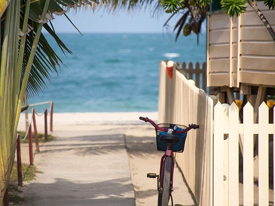 Vélo devant l'entrée d'une plage de Key West, Floride
