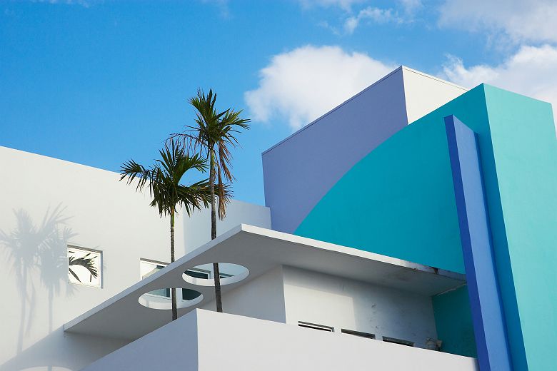façade batiment Miami palmier ciel bleu
