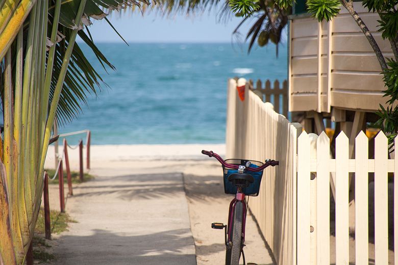 Vélo devant l'entrée d'une plage de Key West, Floride