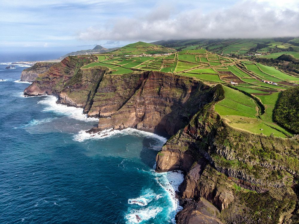 Sao Miguel - Falaise, océan et champs verts