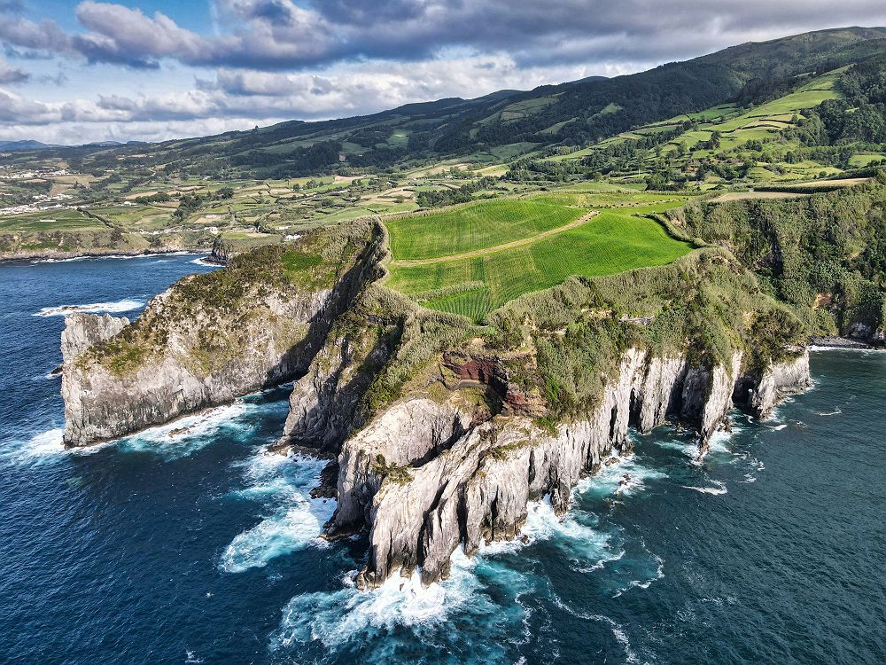 Sao Miguel - Falaise rocheuse et champs verts