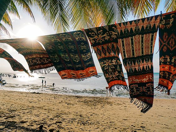 "ikat" traditionnel indonésien