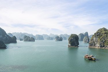 Vietnam - Bateaux de transport de passagers naviguent dans la baie Halong
