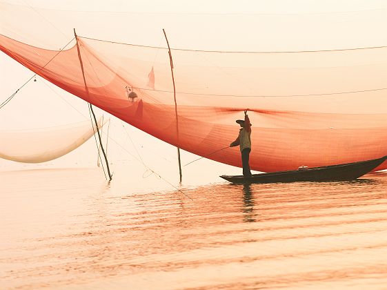 Vietnam - Pêche au filet dans la rivière Hôi An au coucher de soleil