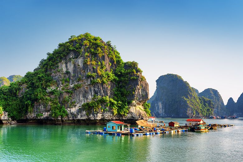 Vietnam - Village flottant de pêcheurs dans la baie Halong