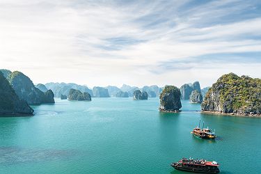 Vietnam - Bateaux de transport de passagers naviguent dans la baie Halong