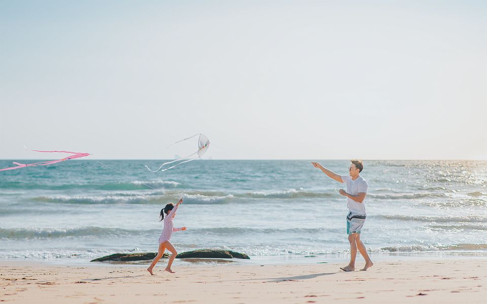 Pimalai resort and spa - enfant qui joue sur la plage - cerf volant