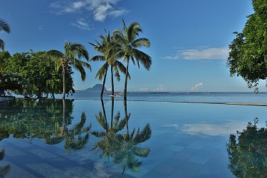 infinity pool - maradiva maurice