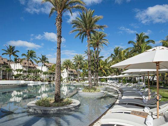 Lux* Belle Mare - Diapo piscine, transat et parasol - île Maurice
