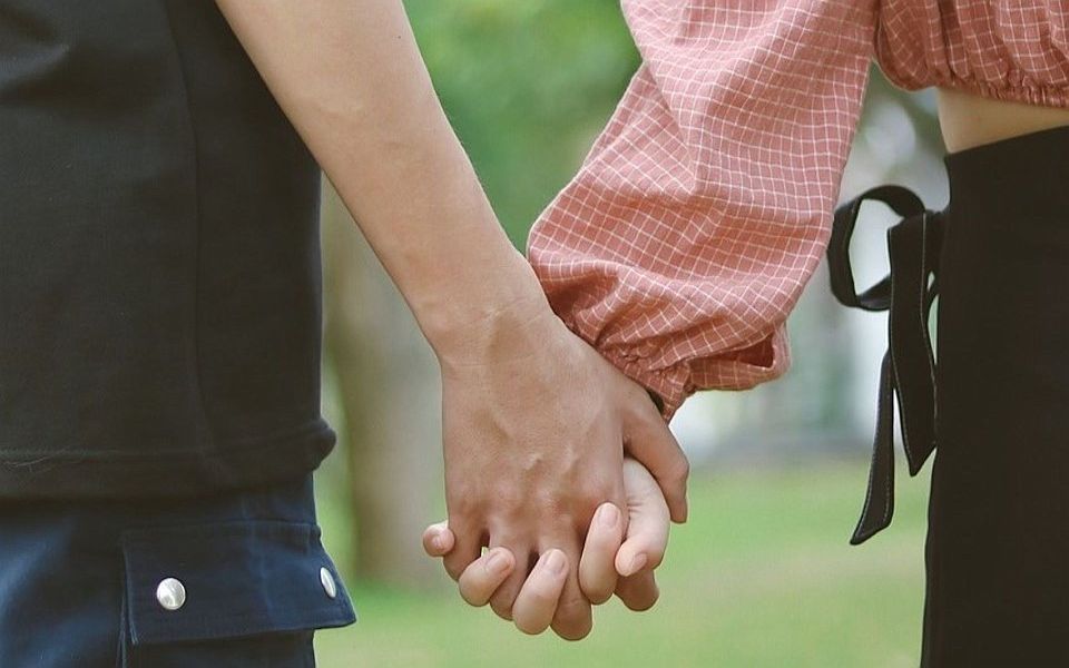 Couple se tenant la main