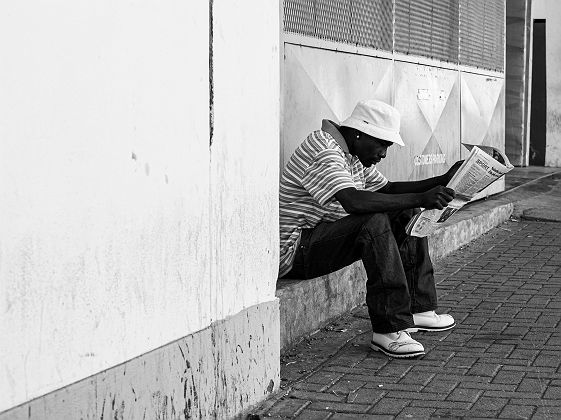 Homme lisant son journal dans les rues de Windhoek