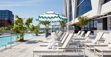 The William Vale - piscine et terrasse