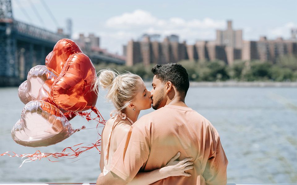 couple williamsburg bridge new york river street