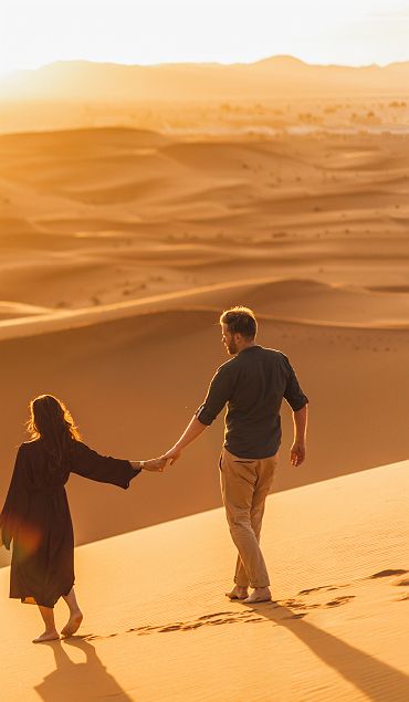 Coupla marchant dans le désert, Dubai