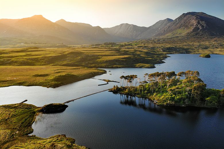 L'île aux douze pins dans les montagnes Twelve Bens, Derryclare Lough, près du Connemara - Irlande