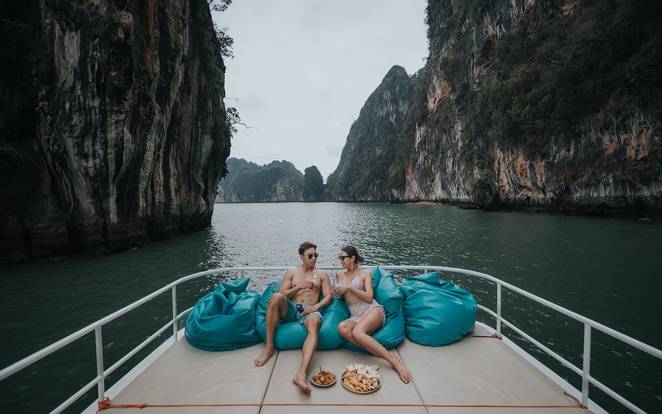 Pimalai resort and spa - couple sur un bateau dans la baie