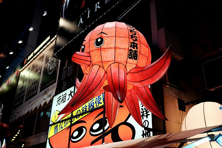 Pieuvre gonflable dans les rues d'Osaka