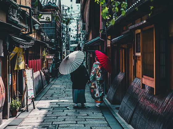 Femmes en kimono marchant dans les ruelles de Kyoto
