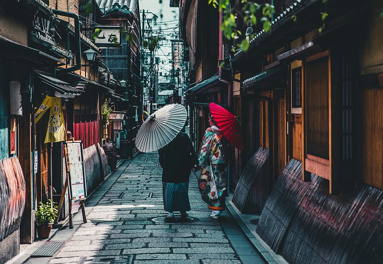 Femmes en kimono marchant dans les ruelles de Kyoto
